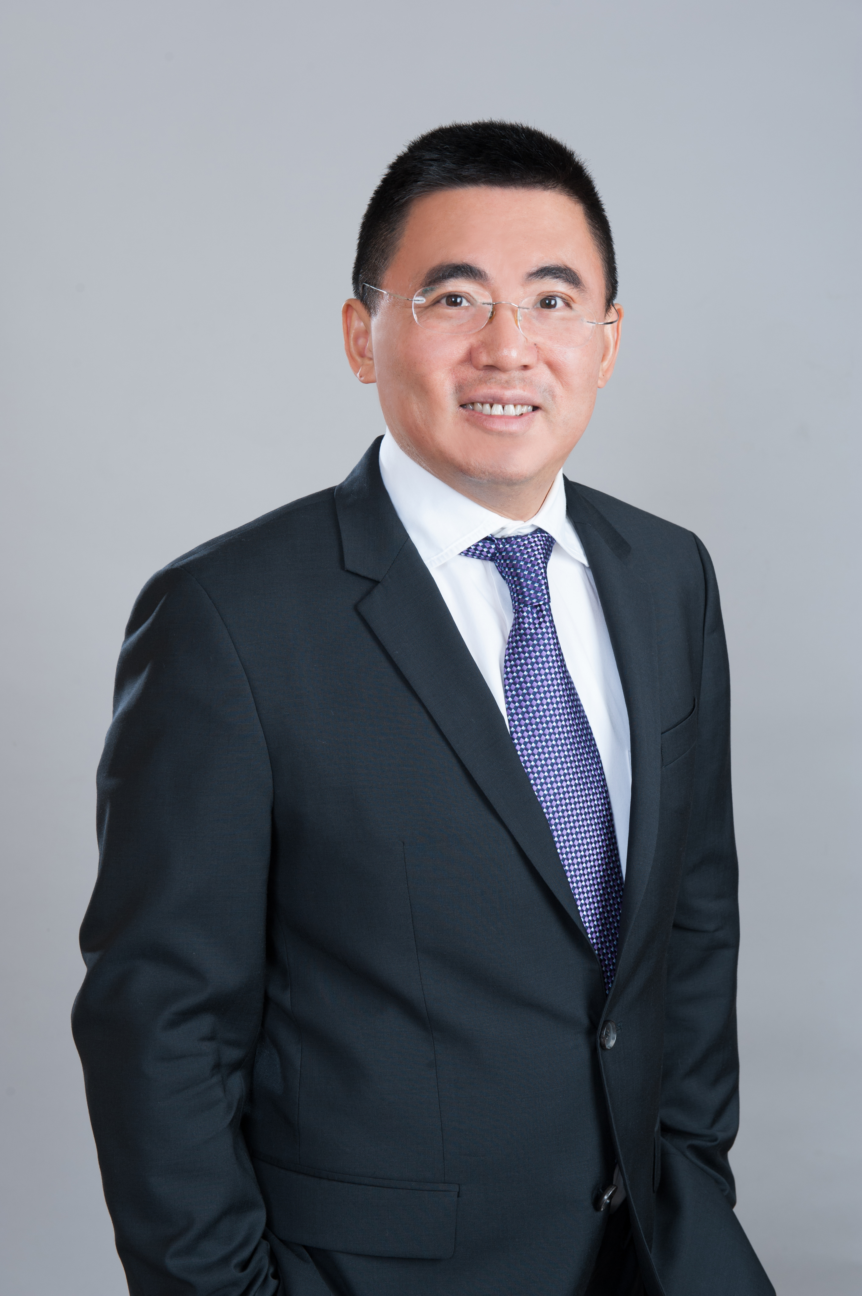 王心詠醫師專業肖像照，穿著白大褂，背景簡潔